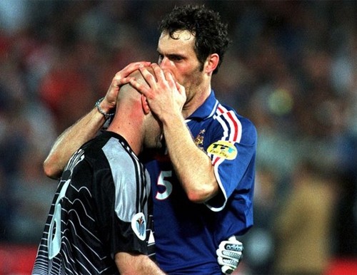 - Nụ hôn mà Laurent Blanc dành cho thủ môn Fabien Barthez trước mỗi trận đấu được xem là một điểm tựa tâm linh, khi tuyển Pháp đăng quang tại World Cup 1998 trên sân nhà.